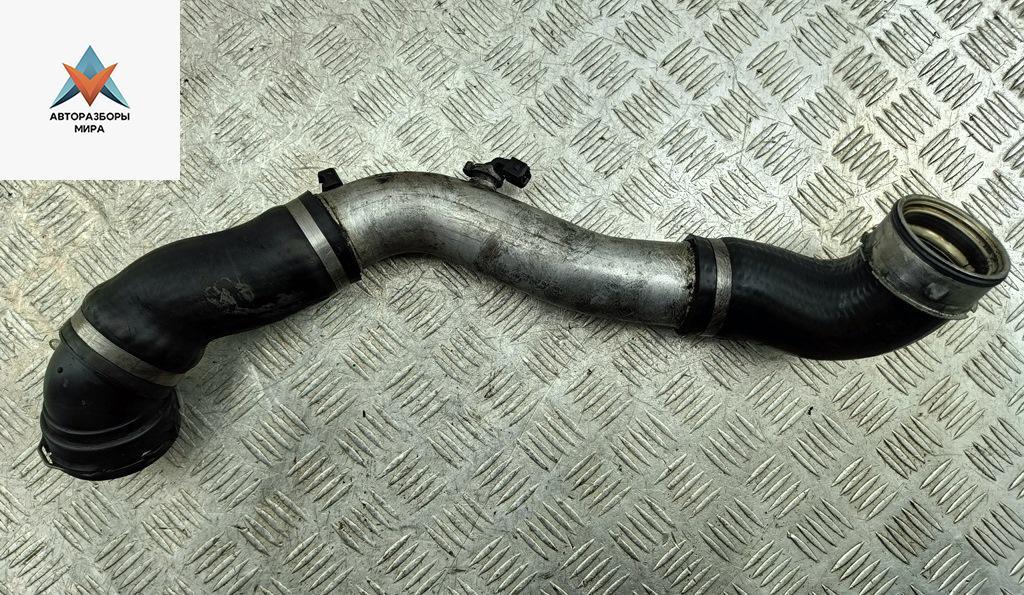 патрубок интеркулера BMW 3 серия E90/E91/E92/E93 2006, 3.0 л., дизель, АКПП, чёрный, седан, 7798100 - фото №1