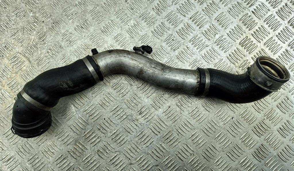 патрубок интеркулера BMW 3 серия E90/E91/E92/E93 2006, 3.0 л., дизель, АКПП, чёрный, седан, 7798100 - фото №1