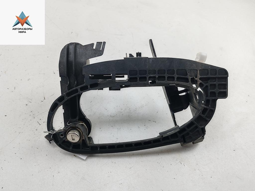 Корпус (держатель) ручки двери передней левой BMW 7 серия E65/E66/E67 2003, 4.4 л., бензин, АКПП, серый, седан, 7013701705 - фото №1
