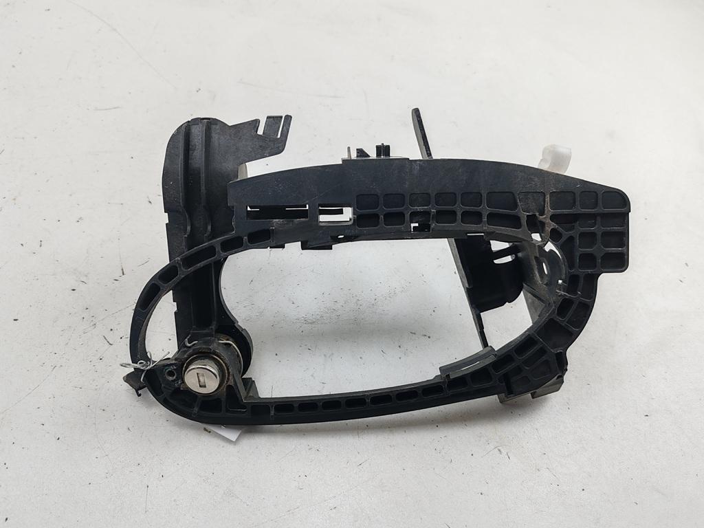 Корпус (держатель) ручки двери передней левой BMW 7 серия E65/E66/E67 2003, 4.4 л., бензин, АКПП, серый, седан, 7013701705 - фото №1