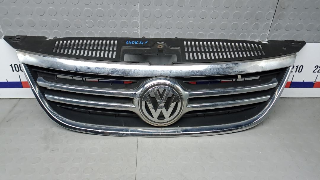 решетка радиатора Volkswagen Tiguan 1 поколение 2009, 2.0 л., дизель, МКПП, внедорожник 5 дв. - фото №1