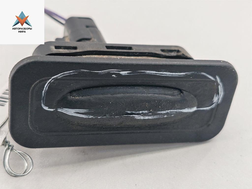 кнопка открытия багажника Renault Scenic 2 поколение 2005, 2.0 л., бензин, АКПП, синий, минивэн, 8200076258 - фото №1