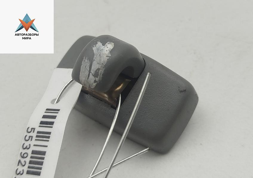 Крепление (крючок) солнцезащитного козырька Audi A6 4A/C4 1996, 2.6 л., бензин, АКПП, серый, седан, 443857562 - фото №1