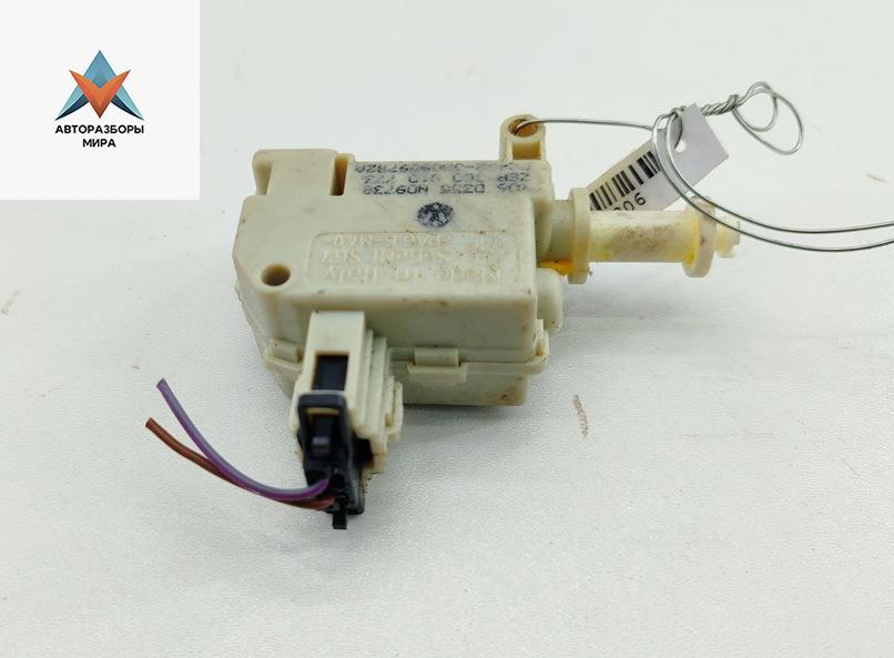 замок лючка топливного бака Volkswagen Passat B6 2007, 2.0 л., дизель, АКПП, чёрный, универсал, 3C0810733 - фото №1