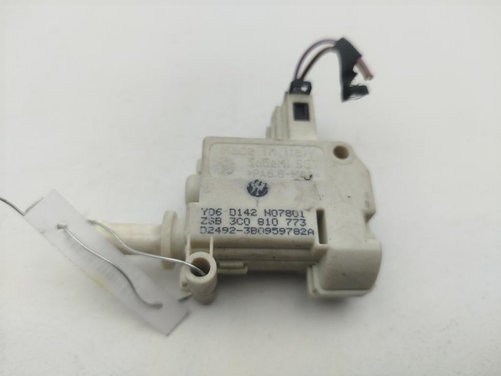 замок лючка топливного бака Volkswagen Passat B6 2006, 1.6 л., бензин, МКПП, синий, универсал, 3C0810773