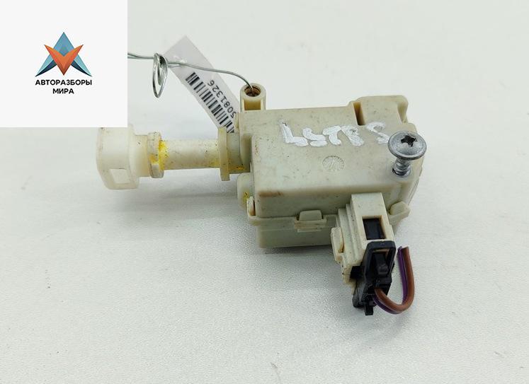 замок лючка топливного бака Volkswagen Passat B6 2005, 2.0 л., дизель, МКПП, серый, универсал, 3C0810733 - фото №1