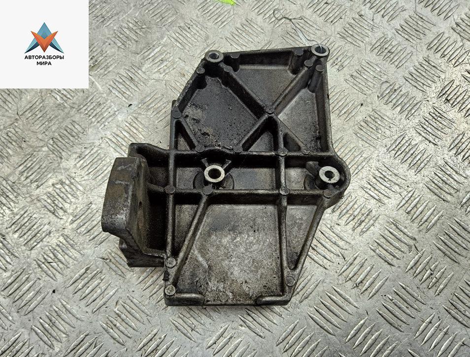 кронштейн компрессора кондиционера Volkswagen Passat B5 1999, 1.9 л., дизель, МКПП, зелёный, универсал, 028260885A - фото №1