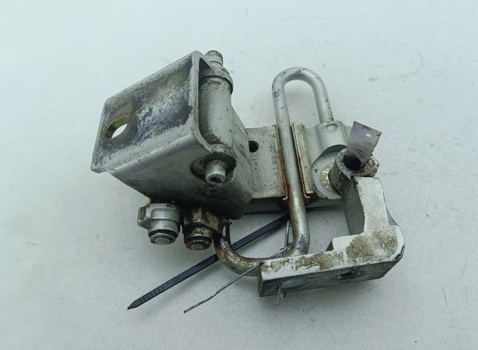 петля двери Volkswagen Passat B5 1997, серый, седан, 8L3831412