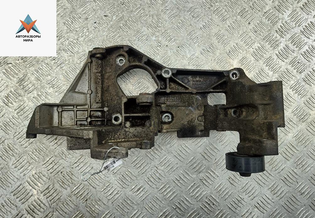 кронштейн ТНВД Volkswagen Golf 4 поколение 2001, 1.9 л., дизель, МКПП, чёрный, универсал, 038903143H - фото №1