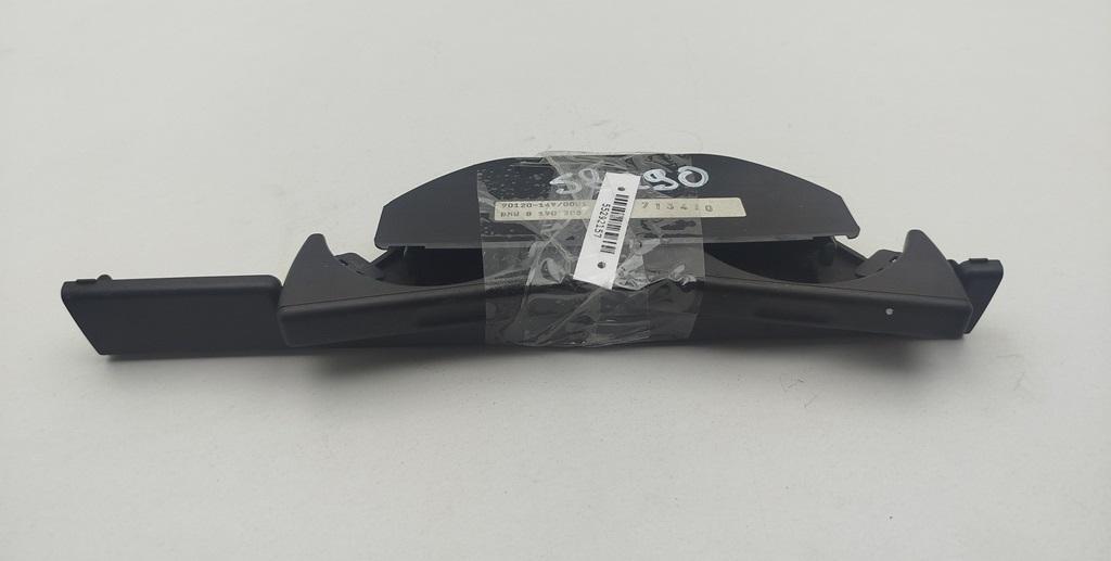 подстаканник BMW 5 E39 1997, 2.0 л., бензин, МКПП, зелёный, седан, 8190205