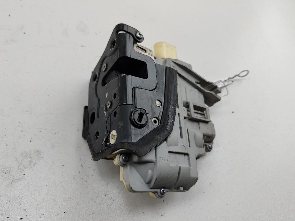 замок двери задней правой Volkswagen Passat B6 2006, 1.6 л., бензин, МКПП, синий, универсал, 3C4839016