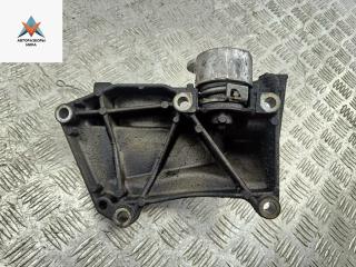 кронштейн генератора Renault Trafic 2 поколение 2003, 1.9 л., дизель, МКПП, белый, микроавтобус, 7700113199