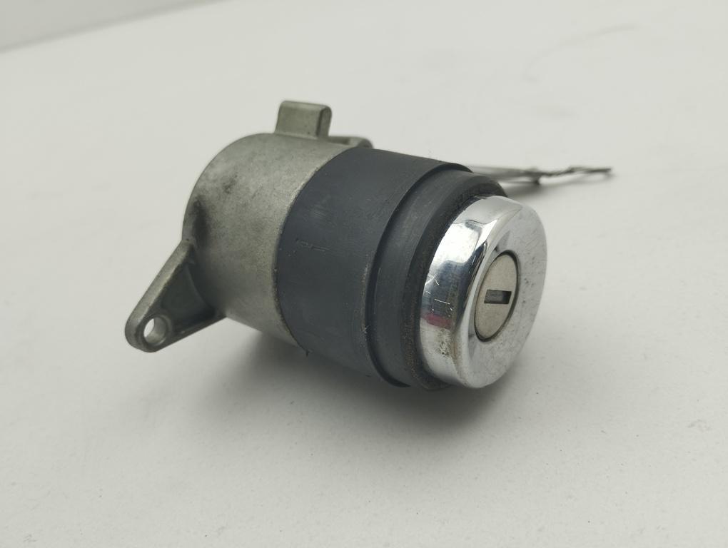 кнопка открытия багажника Audi 80 B4 1992, 2.0 л., бензин, МКПП, серый, седан, 4A5827539