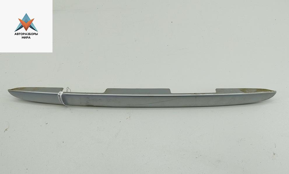 накладка подсветки номера Toyota Yaris Verso 2001, 1.3 л., бензин, МКПП, серый, минивэн, 7680152030 - фото №1