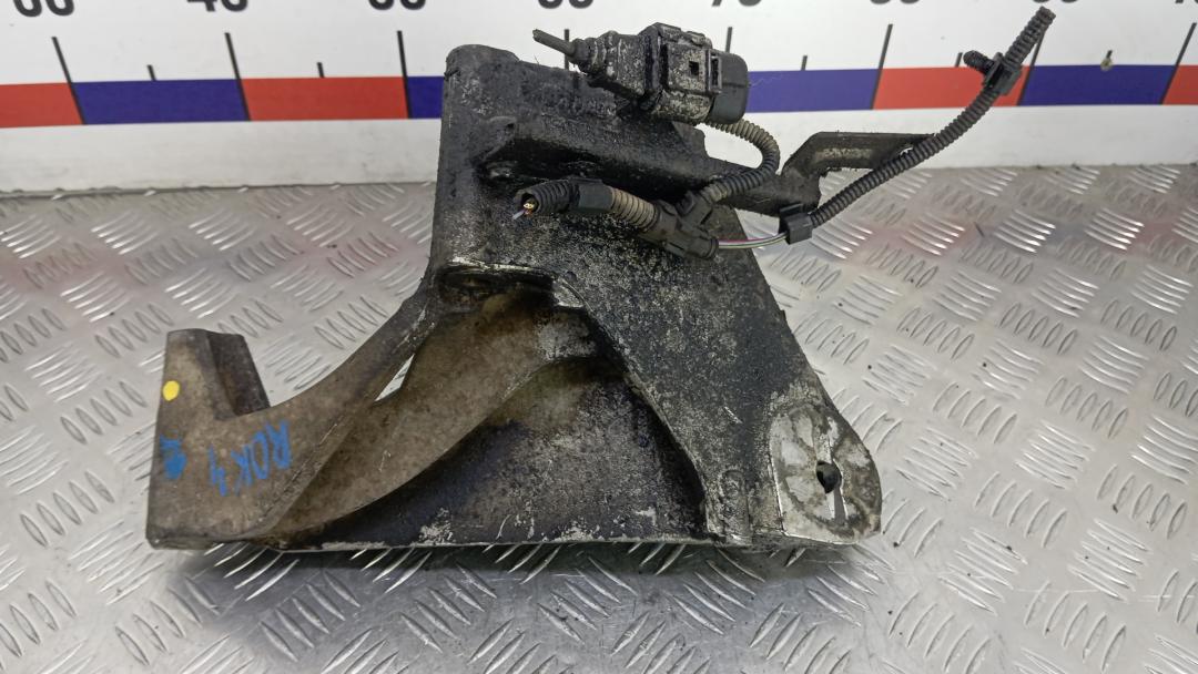 Кронштейн двигателя дизельный Volkswagen Touareg 1 поколение 2005, 2.5 л., дизель, МКПП, внедорожник 5 дв., 070199307B, 070199308A - фото №1