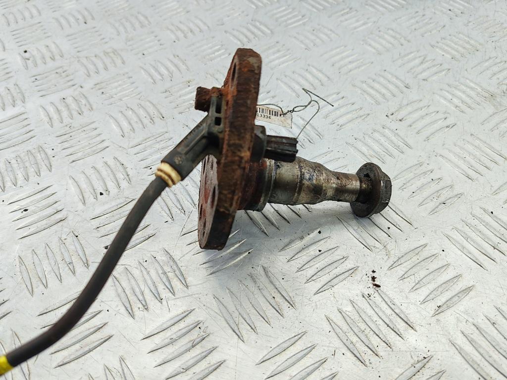 Цапфа задняя (ось ступицы) Volkswagen Passat B4 1996, 2.0 л., бензин, АКПП, серый, универсал - фото №1