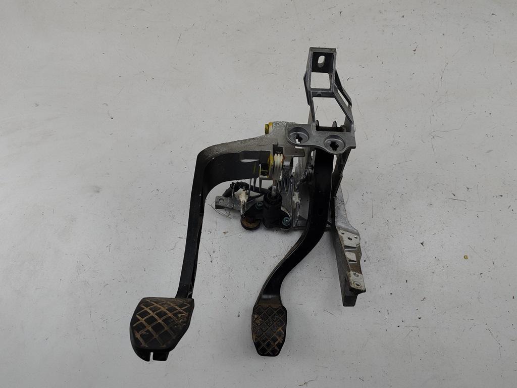 узел педальный (блок педалей) Volkswagen Passat B5+ (GP) 2004, 1.6 л., бензин, МКПП, серый, универсал, 8D1721117P