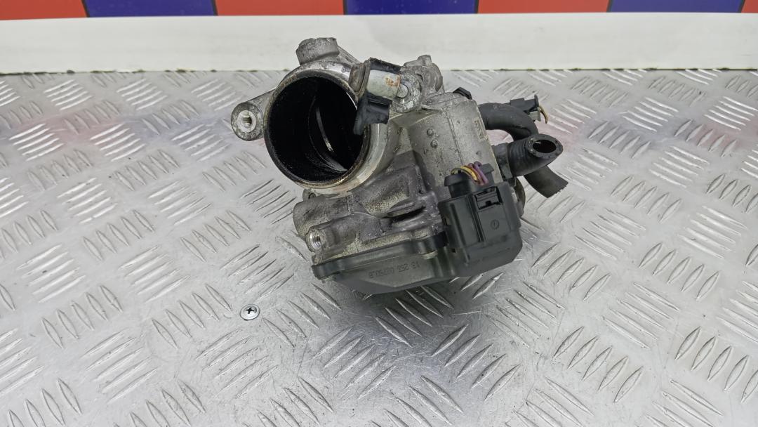 заслонка дроссельная Skoda Octavia 3 поколение (A7) 2013, 2.0 л., TDI RS, дизель, МКПП, универсал, 04L128063N - фото №1