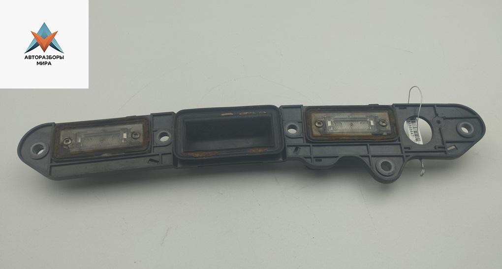 накладка подсветки номера Volkswagen Passat B6 2006, 2.0 л., бензин, МКПП, синий, универсал - фото №1
