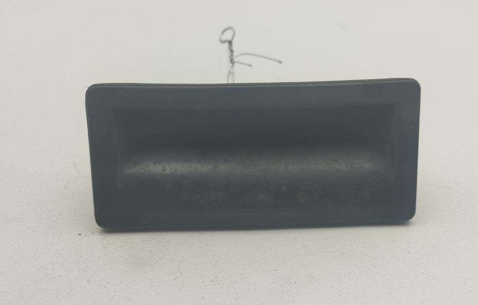 кнопка открытия багажника Volkswagen Passat B6 2006, 2.0 л., дизель, МКПП, серый, универсал, 5N0827566