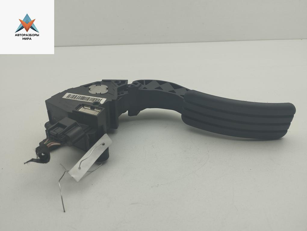 педаль Renault Megane 3 поколение 2009, 1.4 л., бензин, МКПП, белый, хетчбэк 5 дв., 180020022R - фото №1
