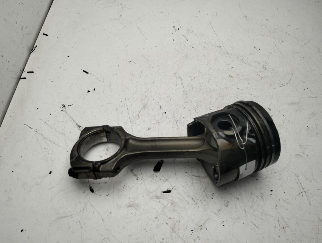 поршень Peugeot 807 1 поколение 2004, 2.2 л., дизель, МКПП, чёрный, минивэн, 4HW, DW12TED4 - фото №1