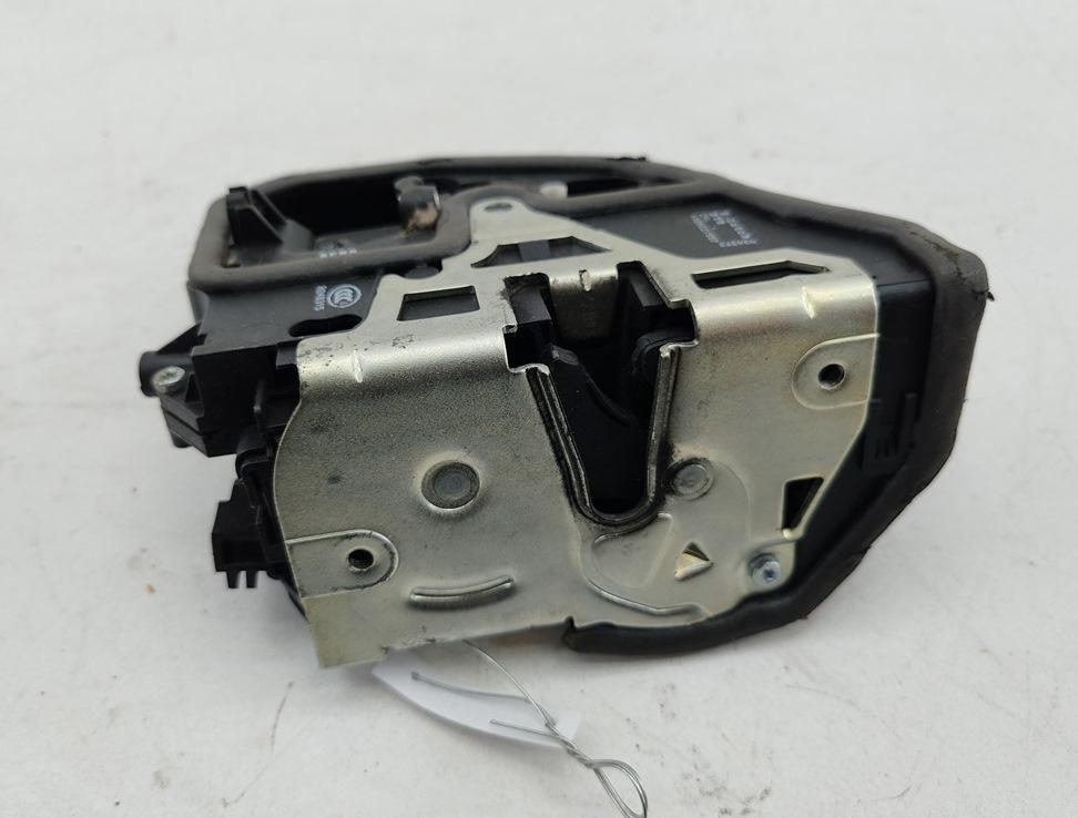 замок двери передней правой BMW X1 E84 2011, 2.0 л., дизель, АКПП, чёрный, внедорожник 5 дв., 7229466