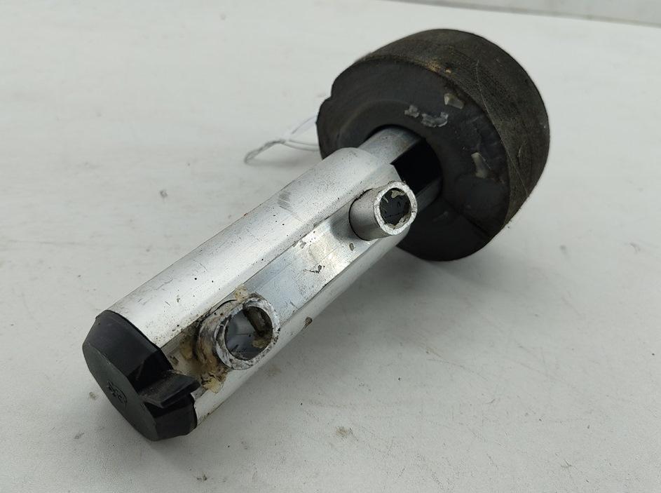 кронштейн заднего бампера Audi 80 8C/B4 1992, 2.0 л., бензин, МКПП, серый, седан, 8A0807332A - фото №1