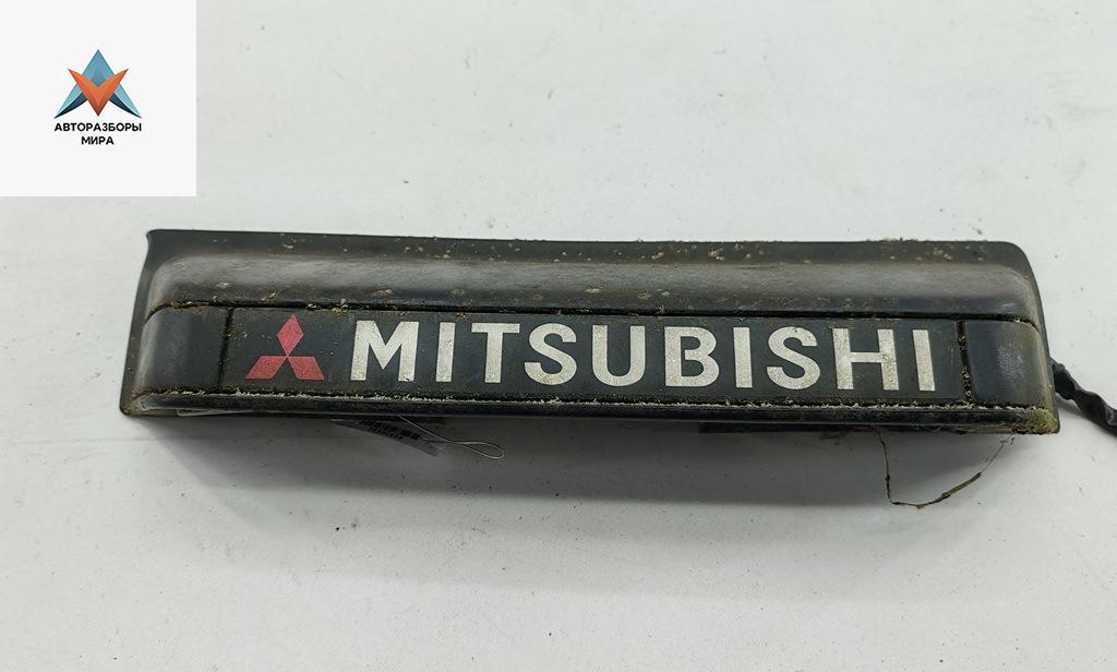 накладка подсветки номера Mitsubishi Pajero/Montero II 1994, 2.8 л., дизель, МКПП, серый, внедорожник 5 дв. - фото №1
