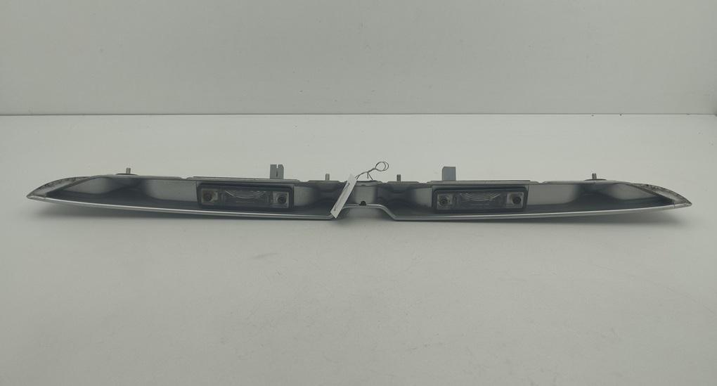 накладка подсветки номера Opel Zafira A 2002, 1.8 л., бензин, МКПП, серый, минивэн, 90579631 - фото №1