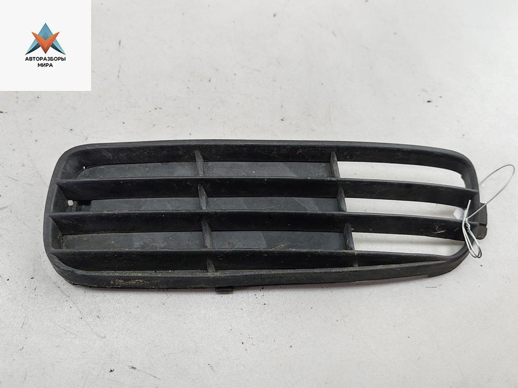 заглушка (решетка) в бампер Audi 80 8C/B4 1992, 2.0 л., бензин, МКПП, серый, седан, 8A0807345B - фото №1