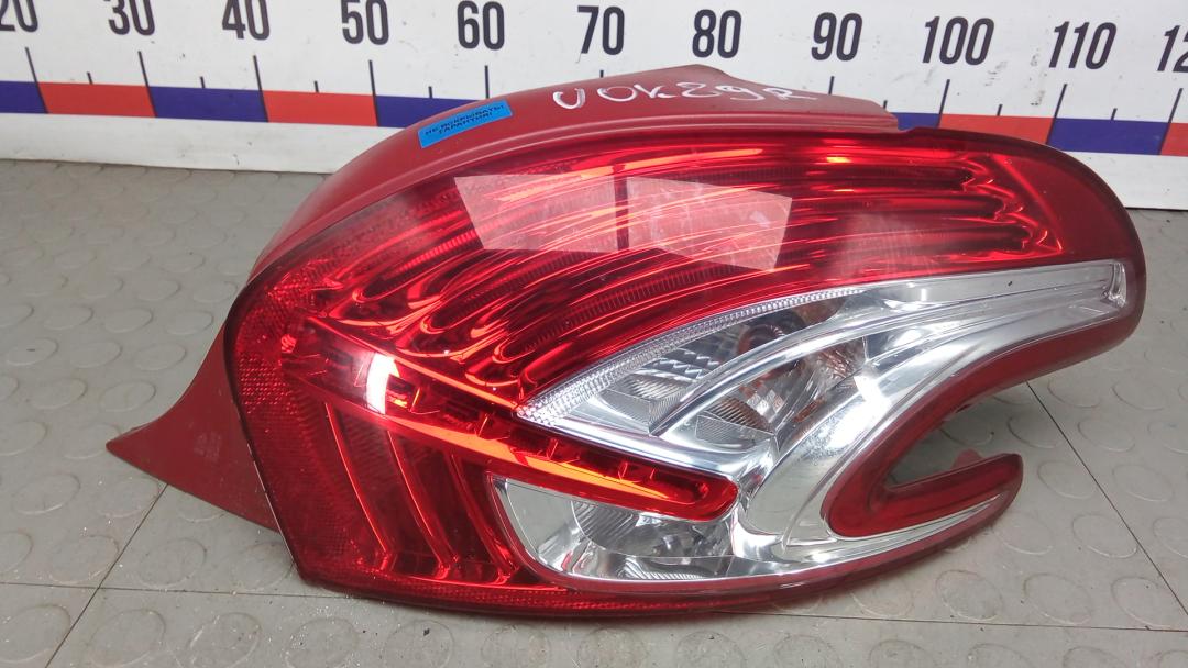 фонарь задний правый Peugeot 208 1 поколение 2013, 1.2 л., VTi 12V, бензин, МКПП, хетчбэк 5 дв. - фото №1