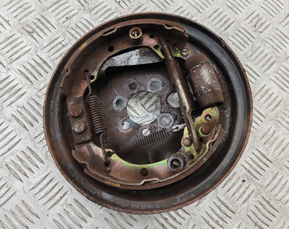 защитный кожух тормозного механизма Volkswagen Vento 1 поколение 1997, 1.6 л., бензин, АКПП, зелёный, седан - фото №1