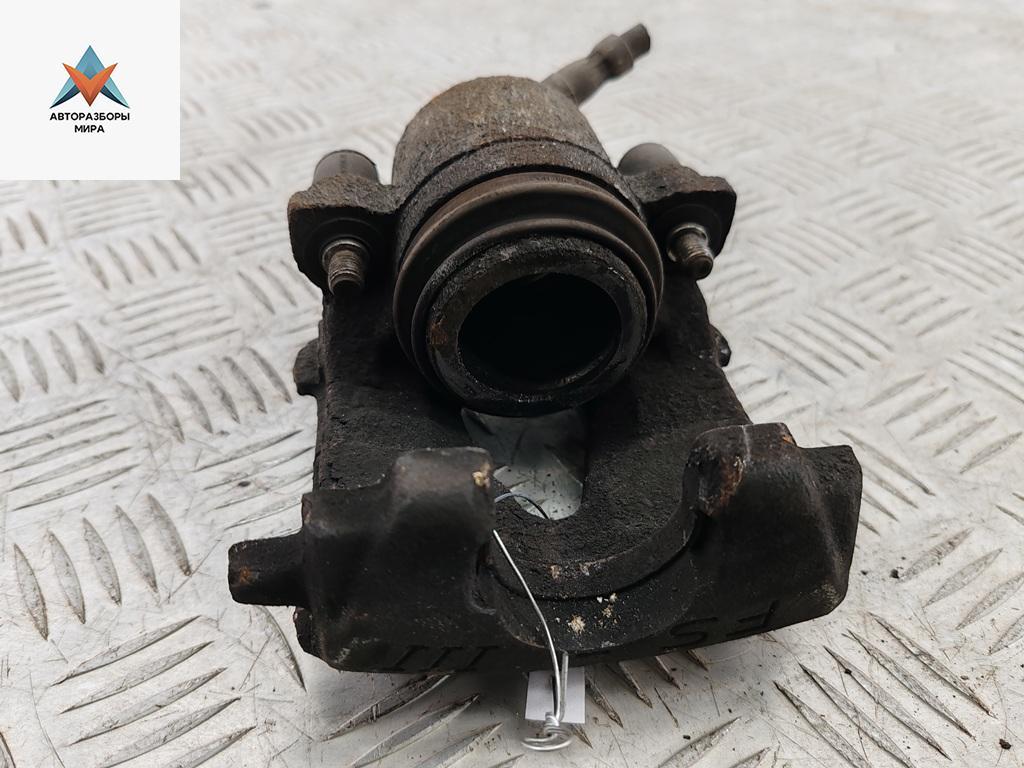 суппорт передний правый Volkswagen Bora 1 поколение 2001, 1.6 л., бензин, МКПП, серый, универсал - фото №1