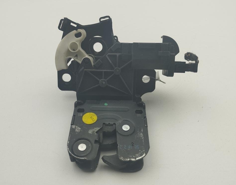 замок багажника Audi A4 B7 2005, универсал, 8P4827505B