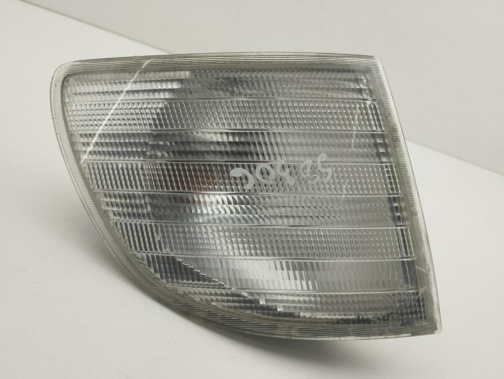 Поворотник (указатель поворота) правый Mercedes-Benz Vito 2001, 2.2 л., дизель, МКПП, чёрный, микроавтобус, 6388200921