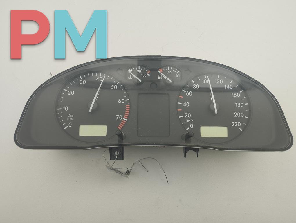 приборная панель Volkswagen Passat B5 1997, 1.6 л., бензин, МКПП, красный, универсал, 09051940090 - фото №1