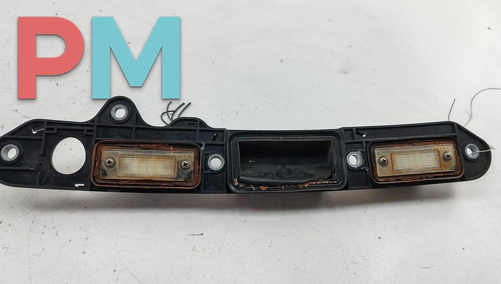 накладка подсветки номера Volkswagen Passat B6 2007, 2.0 л., дизель, МКПП, синий, универсал - фото №1