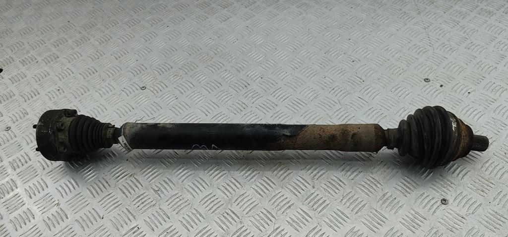 полуось передняя правая (приводной вал, ШРУС) Volkswagen Passat B6 2006, 1.6 л., бензин, МКПП, синий, универсал - фото №1