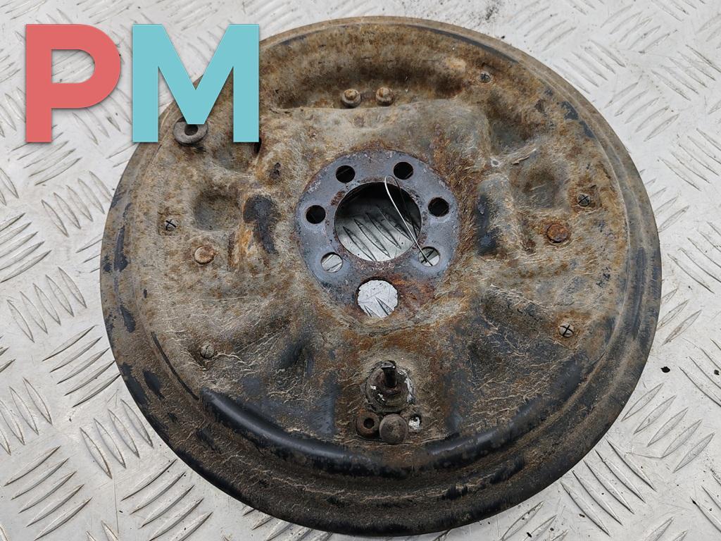 защитный кожух тормозного механизма Volkswagen Passat B4 1995, 1.8 л., бензин, МКПП, красный, универсал - фото №1