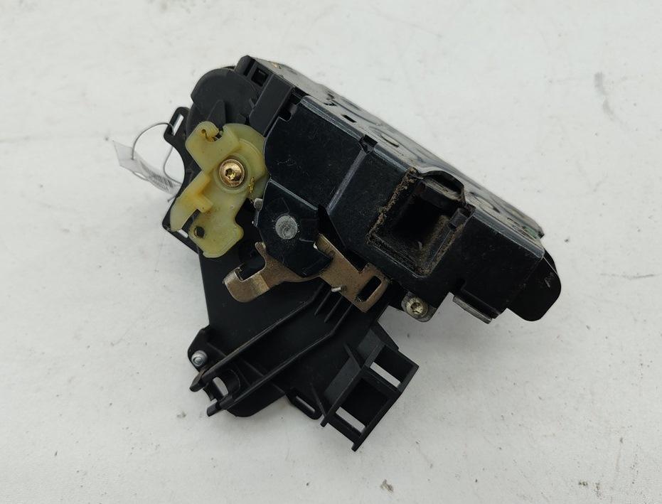 замок двери передней правой Volkswagen Caddy 3 поколение 2005, 2.0 л., дизель, МКПП, белый, фургон, 3B1837016 - фото №1