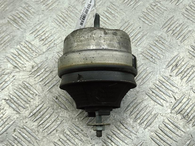 подушка крепления двигателя Volkswagen Passat B5 1997, 1.6 л., бензин, МКПП, красный, универсал, 8D0199379J