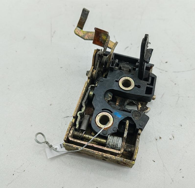 замок двери передней правой Volkswagen Passat B4 1994, 1.8 л., бензин, МКПП, синий, универсал, 357837016G