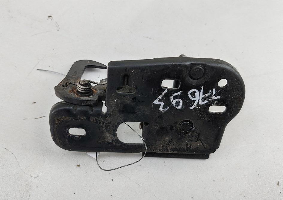 ответная часть (скоба) замка двери Volkswagen Passat B6 2007, 2.0 л., дизель, МКПП, синий, универсал - фото №1