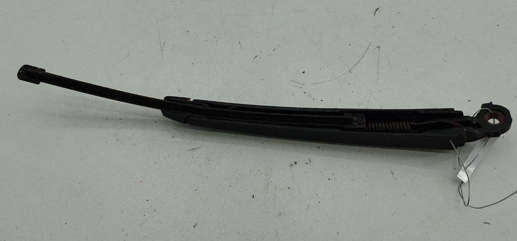 Щеткодержатель (поводок стеклоочистителя) задний Volkswagen Passat B6 2007, 2.0 л., дизель, АКПП, чёрный, универсал