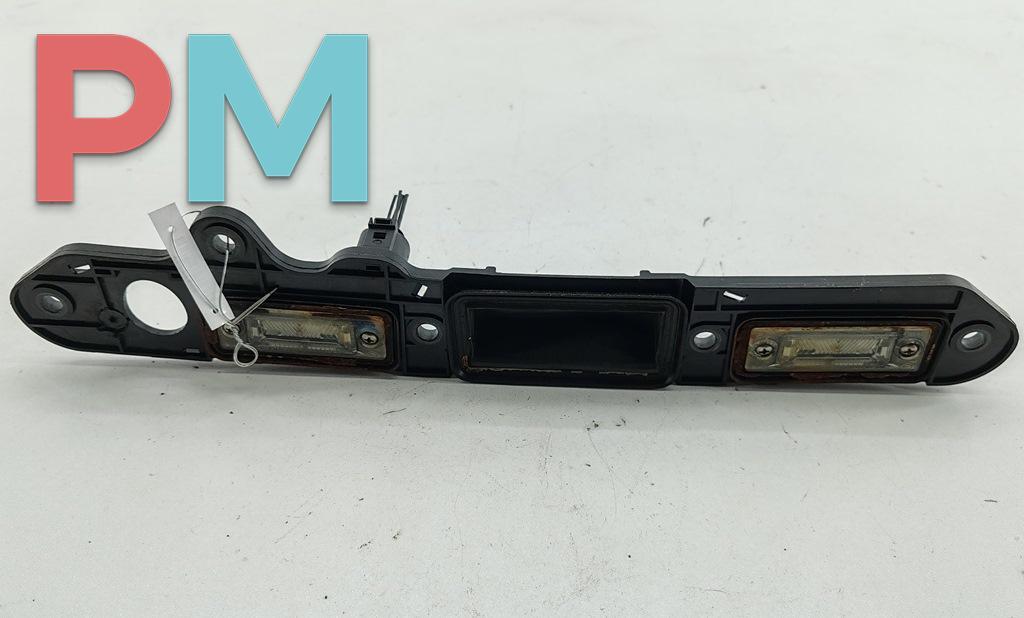 накладка подсветки номера Volkswagen Passat B6 2006, 2.0 л., дизель, МКПП, чёрный, универсал - фото №1