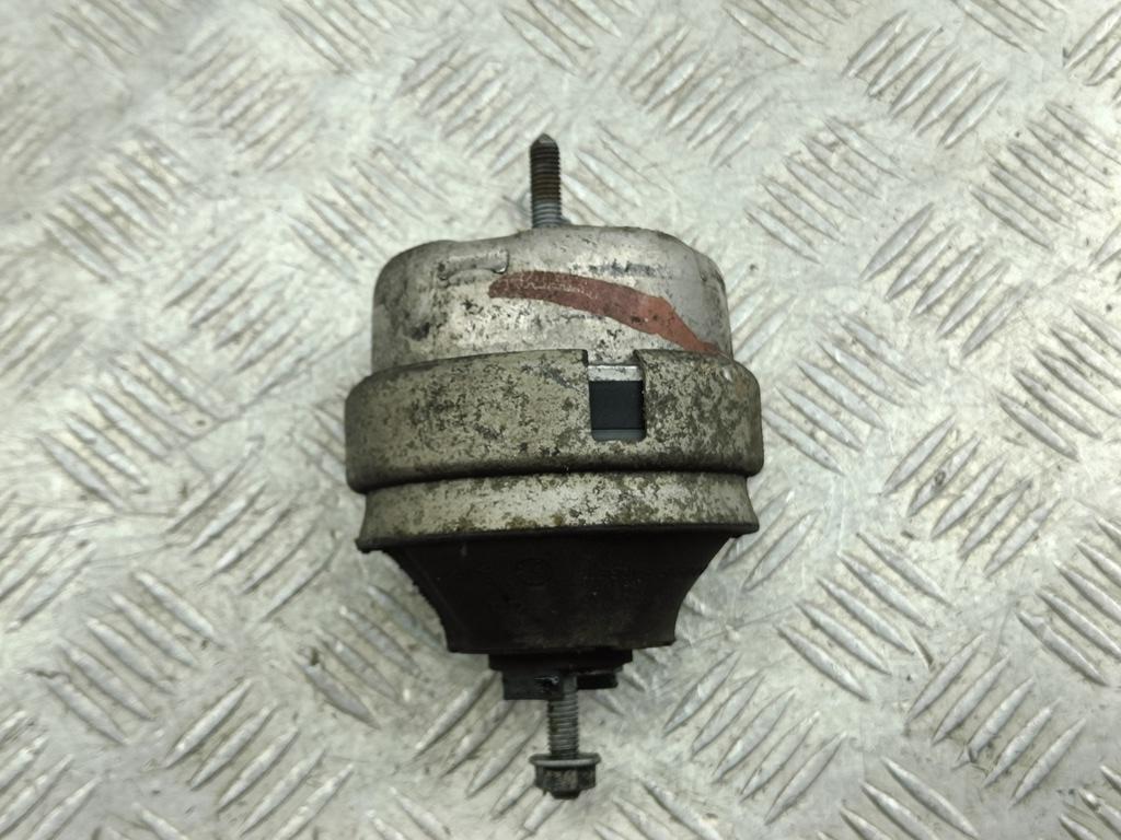подушка крепления двигателя Volkswagen Passat B5 1997, 1.6 л., бензин, МКПП, красный, универсал, 8D0199379J