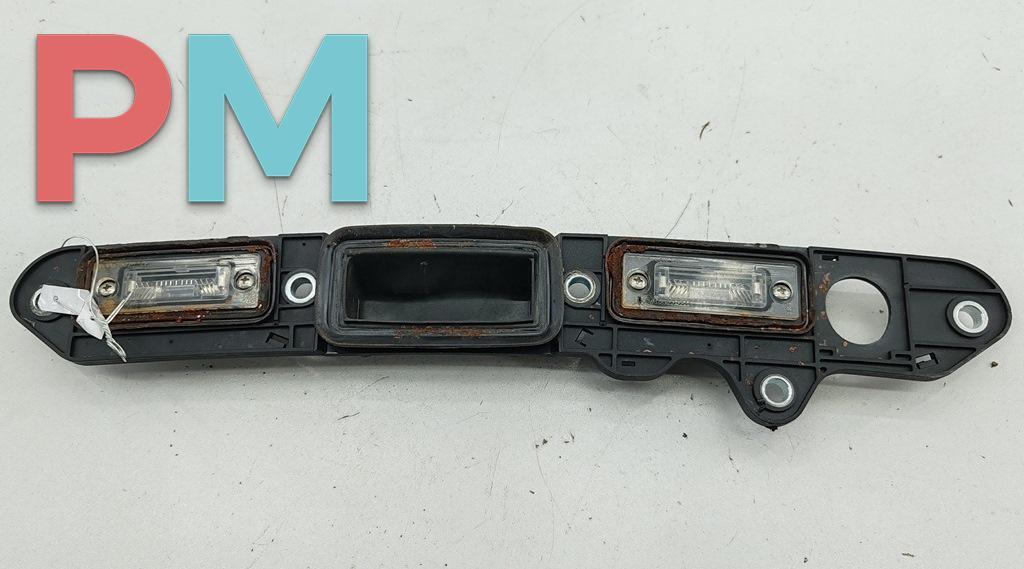 накладка подсветки номера Volkswagen Passat B6 2005, 2.0 л., дизель, МКПП, серый, универсал - фото №1