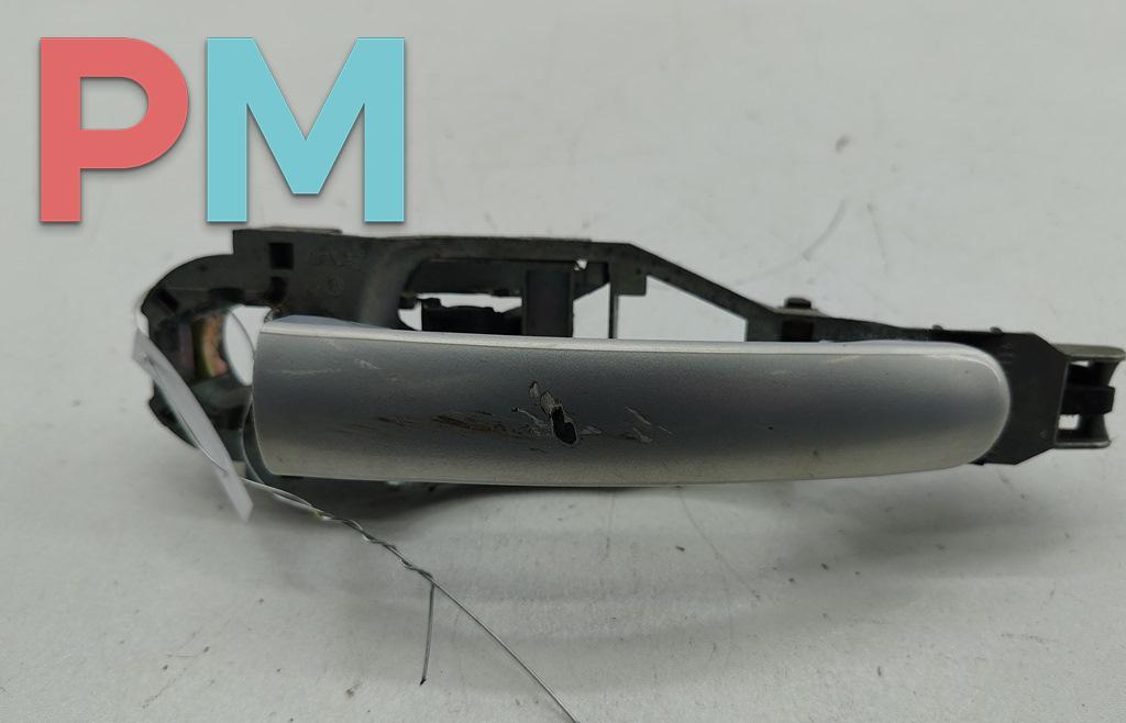 ручка наружная передняя правая Volkswagen Passat B5 1997, 1.6 л., бензин, МКПП, серый, седан, 3B0837885 - фото №1