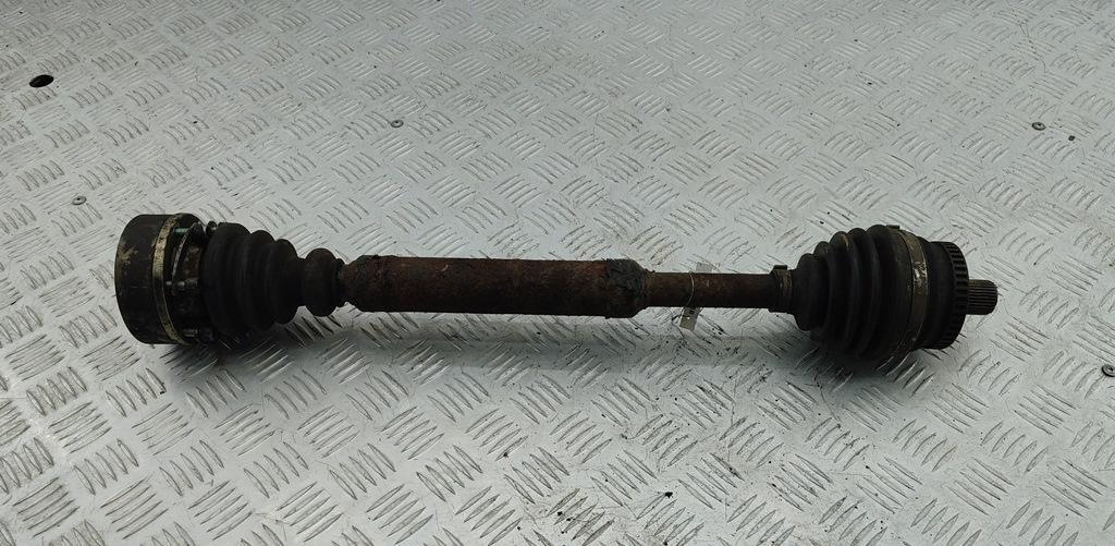полуось передняя правая (приводной вал, ШРУС) Volkswagen Passat B5 1998, 1.6 л., бензин, МКПП, серый, седан - фото №1